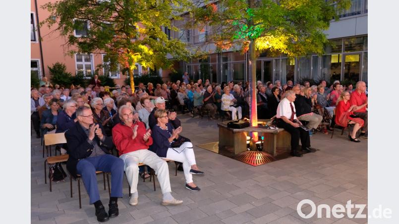 Eine dankbare Hörerschaft, unter ihnen Kreischorleiter Richard Waldmann, Stadtpfarrer Thomas Jeschner und dritter Bürgermeister Klaus Lehl, begleitet die Lied- und Musikbeiträge mit viel Beifall. Der Innenhof der Markus-Gottwalt-Schule erweist sich für die Serenade als Sommernachtstraum. do