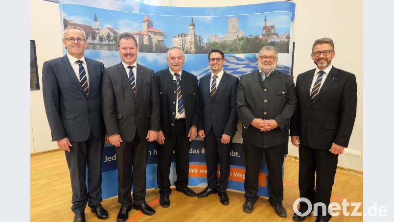 Die Vertreterversammlung der Raiffeisenbank im Naabtal bestätigte die turnusmäßig ausgeschiedenen Aufsichtsräte Andreas Reisinger und Alois Herdegen (Mitte von links) durch Wiederwahl. Mit im Bild sind die Redner zhu sehen. Bild: ohr