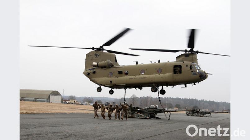 CH-47 Chinook  setzt ein US-Geschütz ab. US-Armee