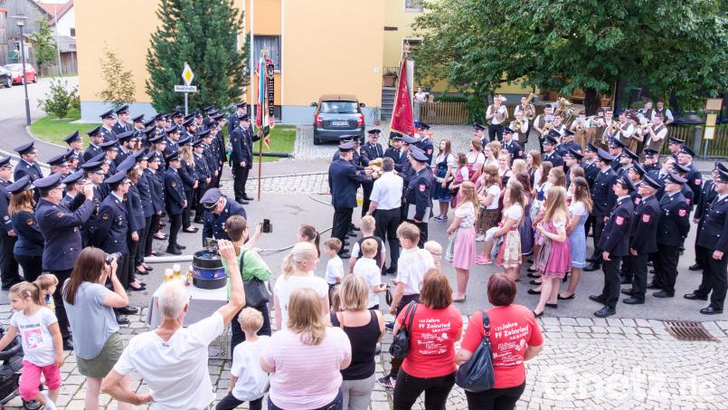 Nachdem die Aufgabe erfüllt und die Patenschaft besiegelt war, wurde auf ein gutes Gelingen des Festes angestoßen. tkr