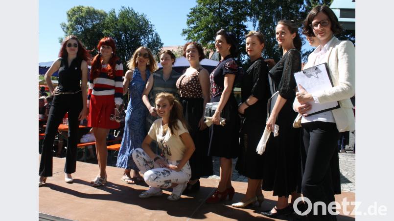 Die Models der Modenschau, präsentiert von Inhaberin Milena Hasalová (rechts). eib