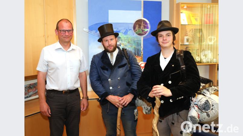 (von links) Amtsrat Hubert Wojtenek mit den beiden Wandergesellen Maximilian Roscher und Moritz Neß. njn