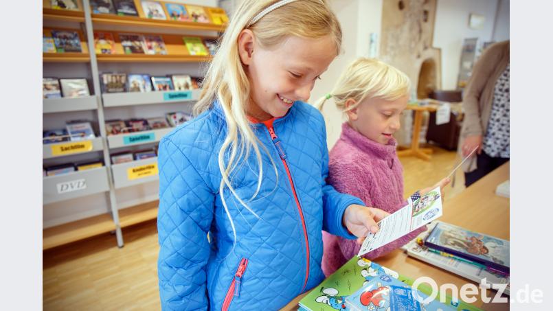 Barbara und Johanna Betz (von links) freuen sich schon auf den Sommerferien-Leseclub „Lesen was geht“ in der Stadtbücherei. sus