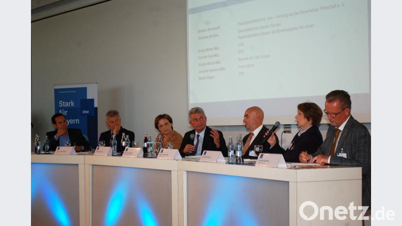 Die Diskutanten (von links): Martin Hagen (FDP), Joachim Hanisch (Freie Wähler), Emilia Müller (CSU), Bertram Brossardt (VBW), Jürgen Mistol (Grüne), Annette Karl (SPD) und Christian Bockes (Arbeitsagentur). Hanna Gibbs