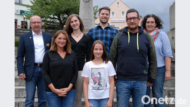 Für die Prinzenpaare gab es bei der Jahreshauptversammlung der Faschingsgesellschaft Plößberg kleine Präsente. Hinten von links: LVO-Präsident Arthur Troidl, Prinzessin Anna I., Prinz Philipp I. und Markträtin Tina Zeitler; vorne von links: Vorsitzende Tanja Gradl, Kinderprinzessin Romy I. und Präsident Uli Wittmann. Auf dem Bild fehlt Kinderprinz Simon IV. gbj