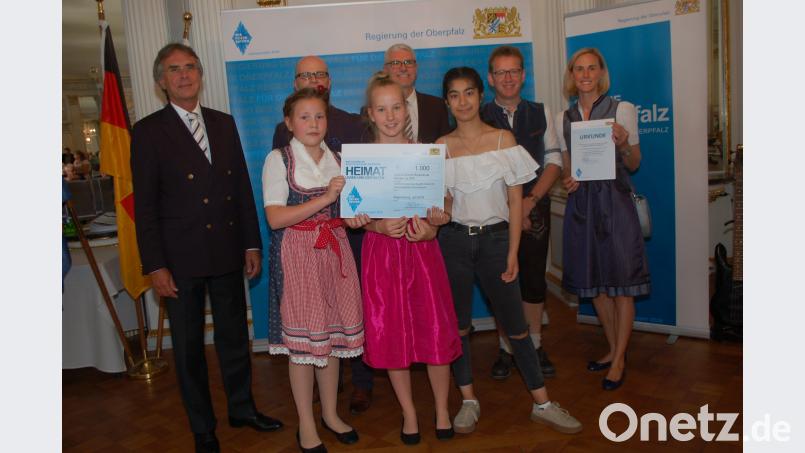 Auch Schülerinnen der Sophie-Scholl-Realschule Weiden erhalten einen Preis von Regierungspräsident Axel Bartelt (links). Bild: Gibbs