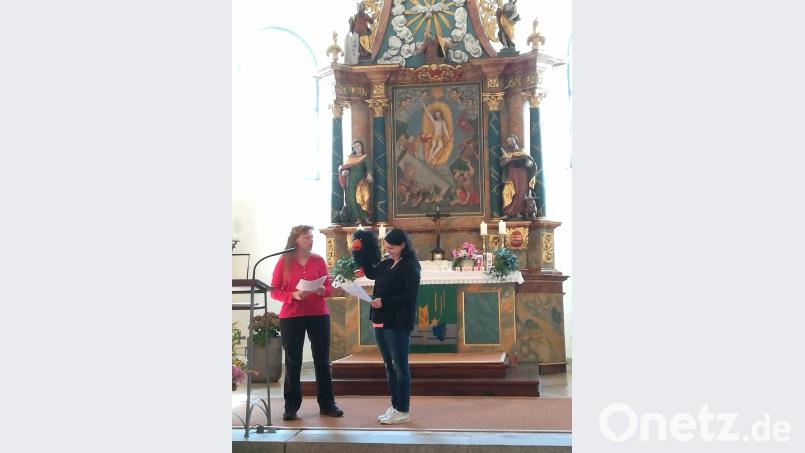 Die Kindergottesdiensthelferinnen, die den Raben Freddy zum sprechen brachten. LEK, Autor [LEK] (<a href=
