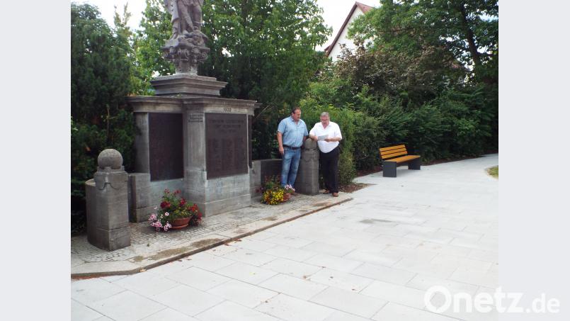 Der Platz vor dem Kriegerdenkmal ist umgestaltet. e
