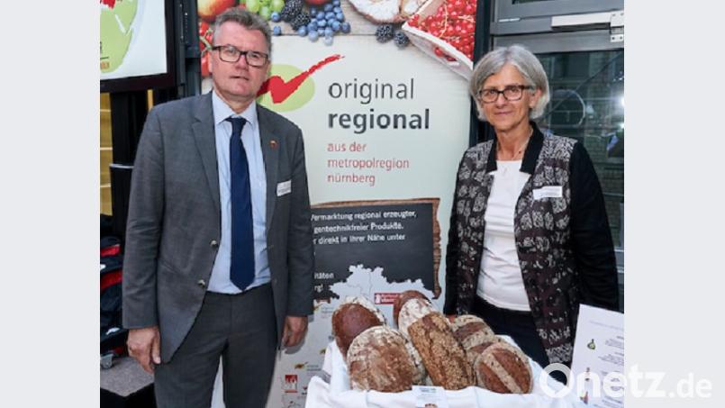 Christa Standecker, Geschäftsführerin der Metropolregion Nürnberg, freute sich mit Bürgermeister Michael Göth in Berlin über die gebotene Werbeplattform für regionale Produkte. Bild: Henning Schacht
