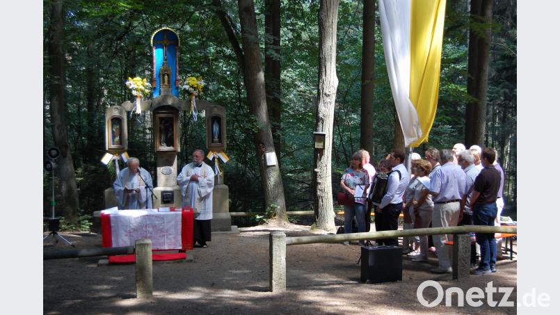 Die Pfarreien Michldorf und Roggenstein beten am Johannisbrünnerl. Der Kirchenchor Michldorf begleitet die Andacht, an der in diesem Jahr wieder zahlreiche Gäubige teilnahmen. grm