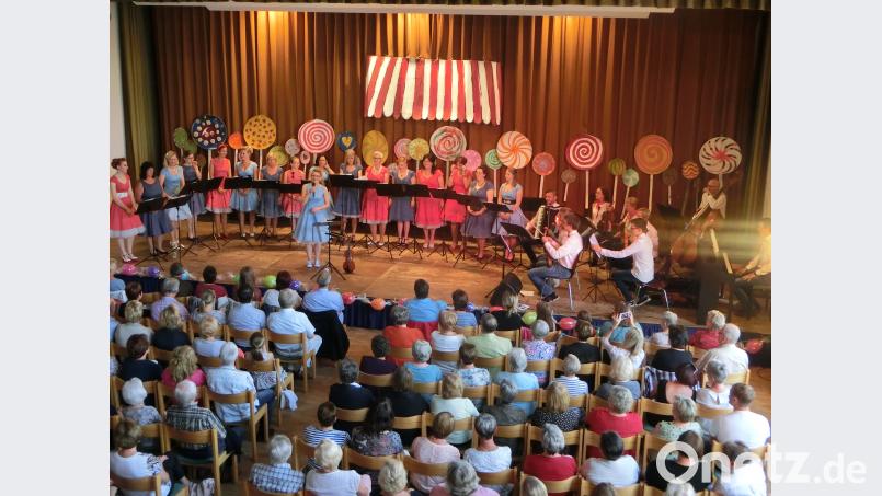 Das Konzert des Schnaittenbacher Frauenchors C(h)or mit Herz wird für die zahlreichen Besucher zur süßen Verführung nicht nur musikalischer Art. ads