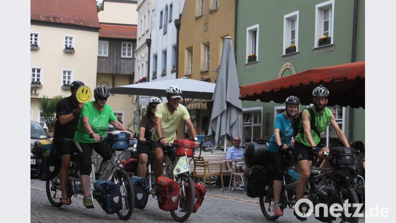 In die Pedale treten für mehr Mut im Umgang mit Depression – die Mut-Tour führte sechs Radler auch die Weidener Altstadt. Der Smiley soll Betroffene repräsentieren, die es sich, zum Beispiel aus beruflichen Gründen, nicht erlauben können, ihre Depression öffentlich zu machen. [OLR]