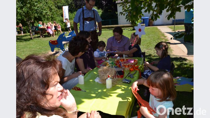 Sehr viele Besucher kamen zum Pfarrfest. Für die Kinder wurde ein abwechslungsreiches Programm geboten wie Schatzsuchen, Basteln von Schatztruhen oder CD-Blumen, Kinderschminken und Kinderkarussell. gi