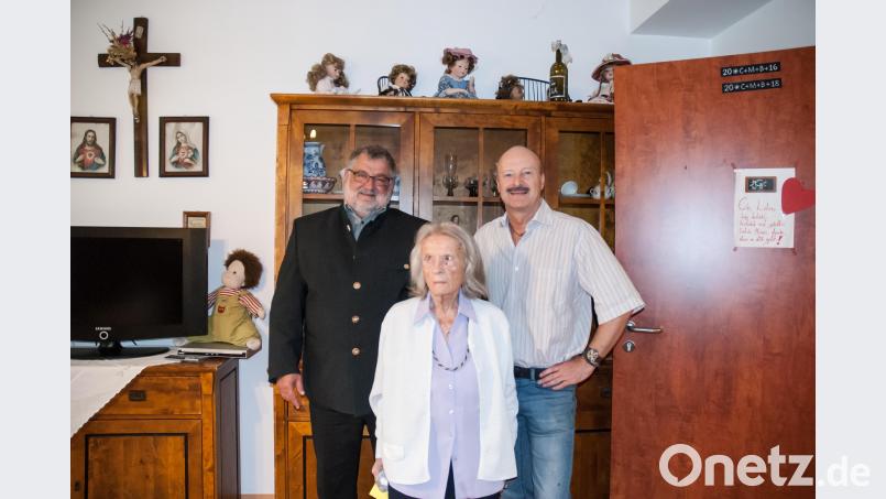 Maria Schwarz feierte ihren 85. Geburtstag in der „Arche Noah“. Bürgermeister Armin Schärtl kam auch zum Gratulieren. Bild: cfd