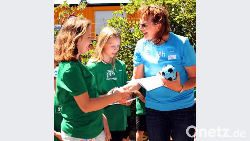 Für zehn Jahre im Kinderhaus ehrt Leiterin Doris Schörner die Schülerinnen Esther Nitsche und Paula Ascherl (von links). Kreuzer, Reinhard