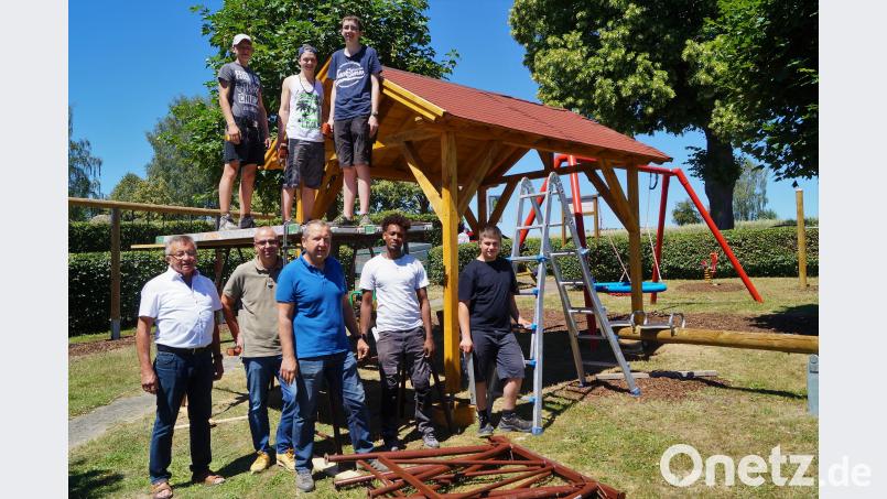 Zufrieden mit der Arbeit der fünf Grafenwöhrer Berufsschüler sind Siedler-Vize Josef Wittmann, Schulleiter Peter Fleischmann und Zimmerermeister und Fachlehrer Michael Spörer (von links). arw