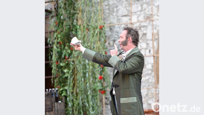 König Ludwig (Uli Scherr) im Zwiegespräch.. Bild: Tobias Schwarzmeier Tobias Schwarzmeier