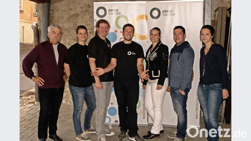 Der künstlerische Leiter der Theatergruppe Ovigo, Florian Wein (Mitte), freut sich auf die Zusammenarbeit mit dem neuen Vorstandsteam. Erich Wein, Maria Oberleitner, Michael Zanner, Juliane Ried, André Gießübl, Birgit Bauer  (von links) managen gemeinsam mit dem Vorsitzenden den Verein. weu