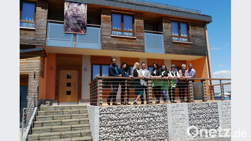Sie freuen sich auf die Eröffnung am Samstag: 
Von links auf der Terrasse:  die Inhaber Zarah und Reza mit ihren Ehepartnern ,  Mitarbeiterinnen ,  Angelika und Franz Tauber. gis