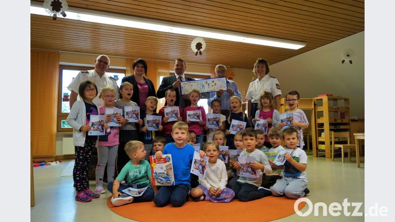Große Freude herrscht im KIndergarten über die Unterlagen zur Verkehrserziehung von Hans Holfeuer. Arnold, Werner [ARW] (prarn@t-online.de)