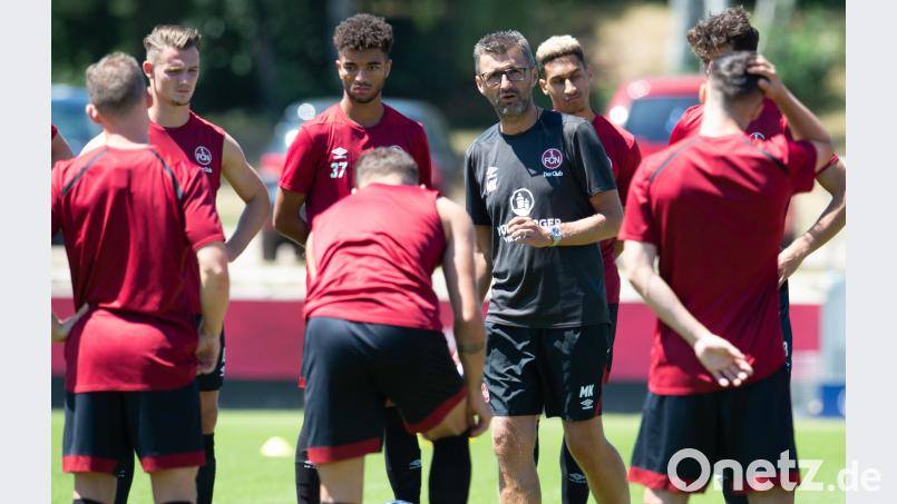 Trainer Michael Köllner (3. von rechts) spricht zu den Spielern. Timm Schamberger/dpa