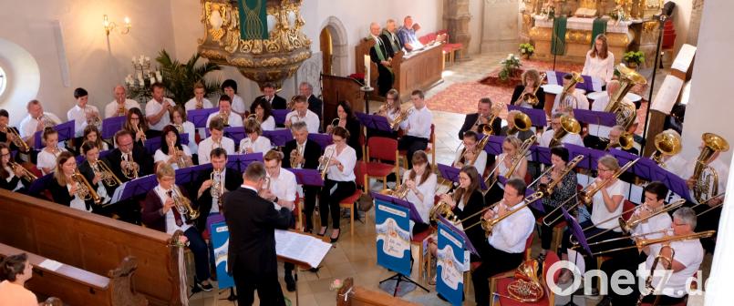 Die Chorgemeinschaft von Floß und Forchheim mit den  Dirigenten Wolfgang Lang, Andrea Riedel und Aron Jungnickel zeigt ihr Können bei den Aufführungen  beim Festgottesdienst.. le