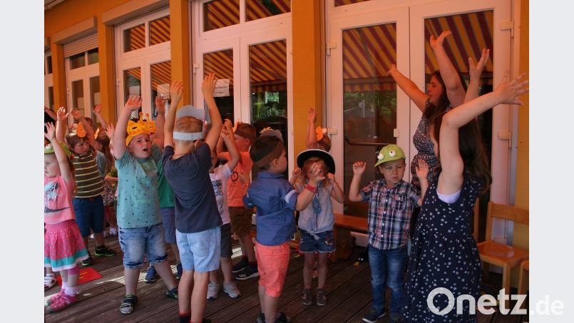 Singen und Tanzen auf der Kindergartenbühne. wro