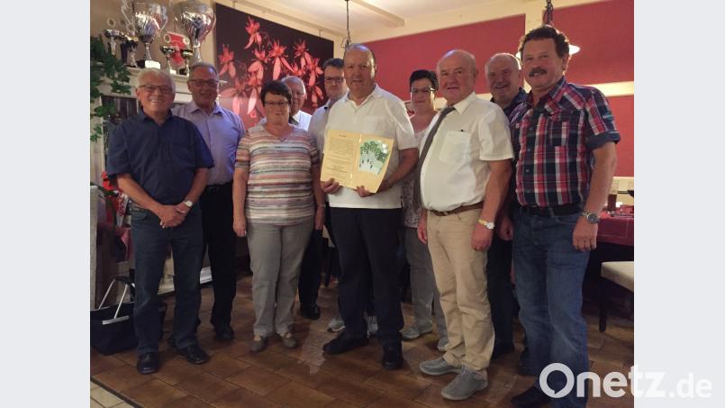 Unser Bild zeigt (vorne, von rechts) „Frohsinn“-Vize Max Ott, Sieglinde und Rudi Danzer, „Frohsinn“- Chef Erwin Dromann, Ludwig Scnneider, dritter „Frohsinn“ – Vorstand und (hinten von links) Klaus Lehl, VdK-Vorsitzender, Josef Rupprecht „Frohsinn“-Schatzmeister, Sohn Stefan, Tochter Michaela Danzer und Bürgermeister Peter Lehr. gpa