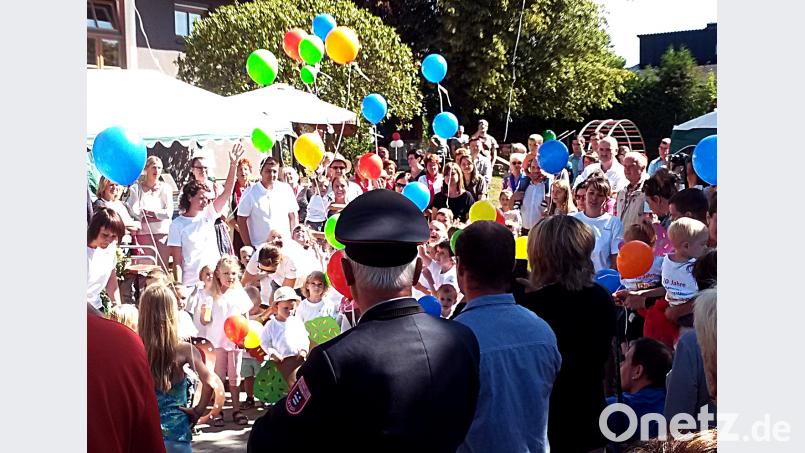 Mit einer Luftballon-Flotte, die zum zehnjährigen Bestehen abhebt, feiert die Kita "Löwenzahn" ihr zehnjähriges Bestehen. zer
