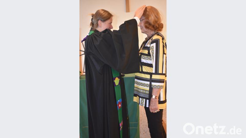 Pfarrerin Anne Utz segnet Roswitha Schunk. Gradl, Renate [RGR]