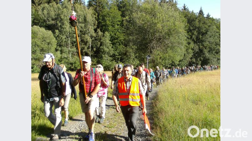 Aus Tradition trägt Bernd Stahl das Vortragskreuz ab der Pfarrkirche, bis Wolfgang Scheunemann die letzte Strecke zum Fahrenberg übernimmt. Insgesamt über 100 Pilger marschierten bei der 42. Fußwallfahrt mit. Karl Scheidler/exb