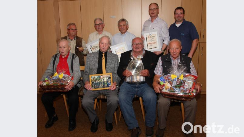 Beim Ehrungsabend des Schlüsselclubs trafen sich die Gründungsväter des Vereins wieder. Vorne (von links) Alfred Männer, Hans Klaus, Hermann Eckert und Konrad Männer. Klaus – seinerzeit der Gründungsvorstand des Vereins und mit der damals extra angefertigten Schlüsselclub-Krawatte aus Nürnberg angereist – erhielt ein Bild von seiner Dienstzeit als Zöllner in Münchenreuth. Stehend (von links) Gründungsmitglied Franz Zinnecker sowie die treuen Mitglieder Otto Hecht, Heinrich Fuhrmann, Stefan Dostler und Vorsitzender Walter Heindl. exb