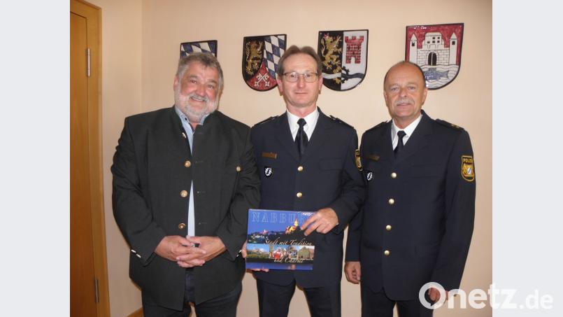 Bei seinem Antrittsbesuch im Rathaus bekam der Leitende Polizeidirektor Ludwig Härtl (Mitte) von Bürgermeister Armin Schärtl (links) ein Buch über Nabburg geschenkt. Ihn begleitete der Standortleiter, Polizeioberrat Helmar Termer (rechts). Bild: Amann
