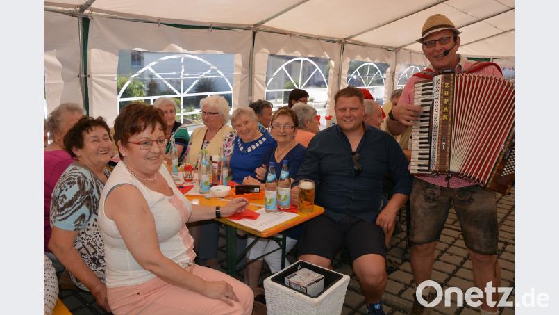 Alleinunterhalter „Floppl“ (rechts) sorgte für Stimmung beim Dennerleinfest der AWO. Mit vor Ort waren auch Kreisrätin Brigitte Scharf (links) und 2. Bürgermeister Stefan Grillmeier (sitzend, rechts). Rosner, Josef [JR] (ROSNER.JOSEF@T-ONLINE.DE)
