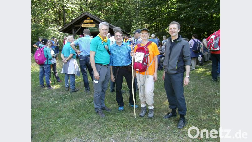 Wallfahrtsleiter Klaus Müller mit einem Vorbeter und Inge Hannicke aus Weiden, die den &quot;Anliegenrucksack&quot; trug, der zum ersten Mal dabei war (von links). Mit im Bild auch Kaplan Paul Gebendorfer (rechts). Karl Scheidler/exb