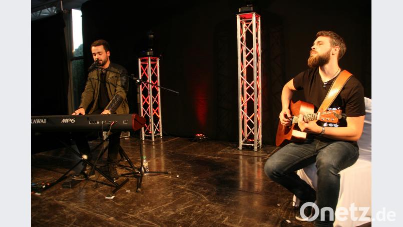Die Zuhörer wollten es so: Jonathan Zelter (links) und Bassist Alexander Broschek verzichten auf "digitale" Hintergrundmusik. wro