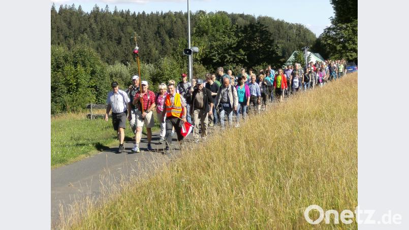 100 Pilger nahmen an der 42. Fußwallfahrt von Tirschenreuth zum Fahrenberg teil. Karl Scheidler/ exb