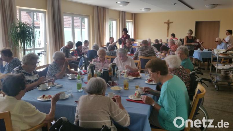 Beim Erdbeerfest im Caritasheim blieb von den vielen Erdbeerkuchen mit Schlagsahne nicht übrig. mwi