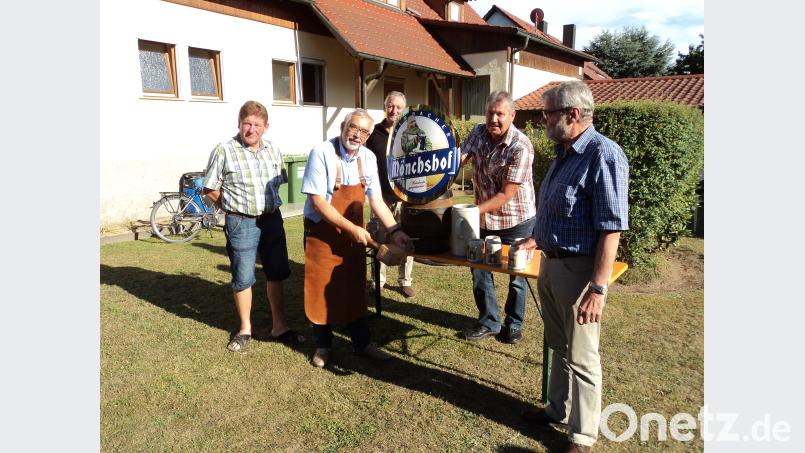 Für das Fischerfest zapfte Bürgermeister Manfred Rodde mit zwei Schlägen das Probefass an. Assistiert wurde er dabei von den beiden Anglervereinsvorständen Jürgen Müller (links) und Rudi Lindner (rechts). Kochherr