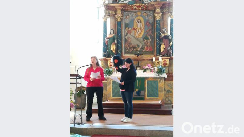 Die Kindergottesdiensthelferinnen, die den Raben Freddy zum sprechen brachten. lek