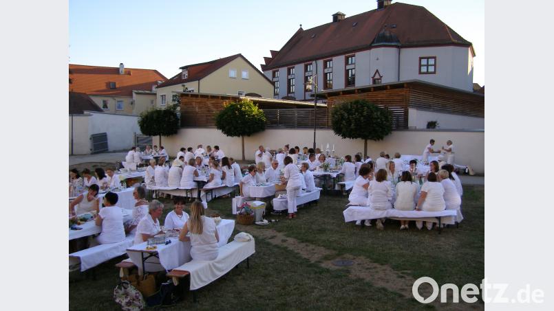Zum vierten Mal hatte die Gruppe Vita im Frauenbund zum &quot;Weißen Dinner&quot; in den Neuen Gärten  eingeladen. pz