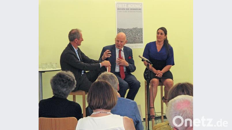 Dr. Jörg Skriebeleit, Professor Dr. Christoph Stölzl und Stefanje Weinmayr (von links) wecken bei der Vernissage die Lust auf die ausgestellten Werke von Fritz Koenig. nm
