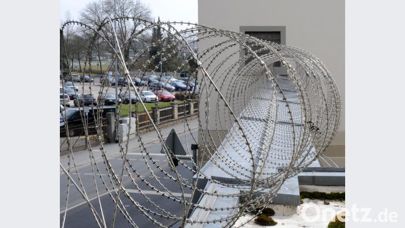 Stacheldraht über Tor 1 der Amberger Justizvollzugsanstalt. Der Freistatt stellt 8,9 Millionen Euro für mehr Sicherheit zur Verfügung. Stephan Huber