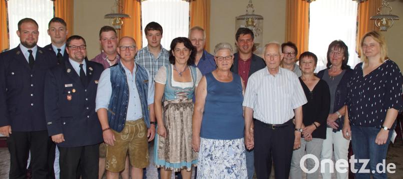 Mit Familienangehörigen und Vereinsvertretern feierte Alois Müller, daneben seine Frau Gerda, seinen 80. Geburtstag. mmj