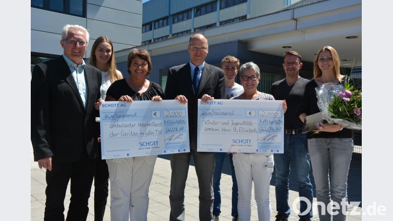 4000 Euro aus dem Erlös des Hüttenfestes übergab Schott an zwei Organisationen. Im Bild (von links) Betriebsratsvorsitzender Franz Malzer, Auszubildende Katharina Neumann, Angelika Wegmann (Ambulanter Hospizdienst der Caritas), Schott-Standortleiter Stefan Rosner, Auszubildender Mike Schuller, Elisabeth Knorr (Kinder- und Jugendhilfezentrum St. Elisabeth), Reiner Artmann und Johanna Senft. Rosner, Josef [JR] (ROSNER.JOSEF@T-ONLINE.DE)