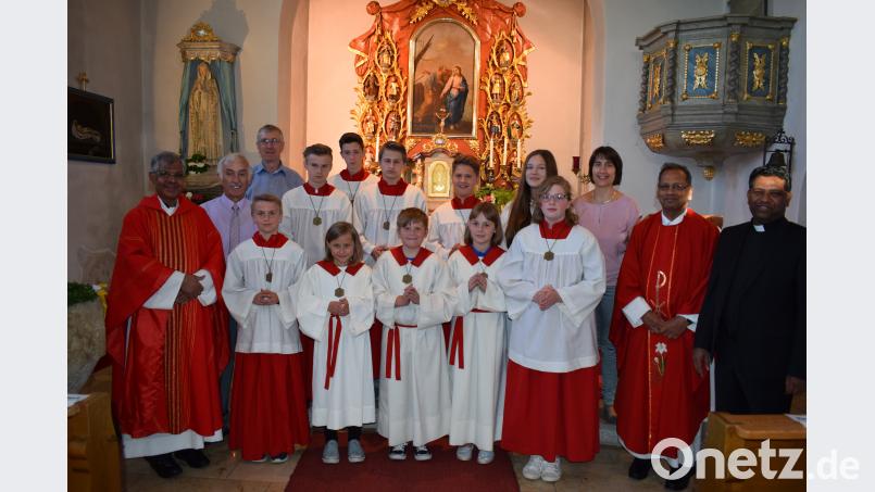 In einem festlichen Gottesdienst verabschiedete sich die Pfarrgemeinde Saltendorf von Kaplan Pater Peter Vattappara (links) und dem langjährigen Lektor Josef Kalb (Dritter von links). In die Schar der Ministranten wurden Melanie Braun (vorne Dritte von links) und Michael Maunz (vorne Vierter von links) neu aufgenommen. bnr