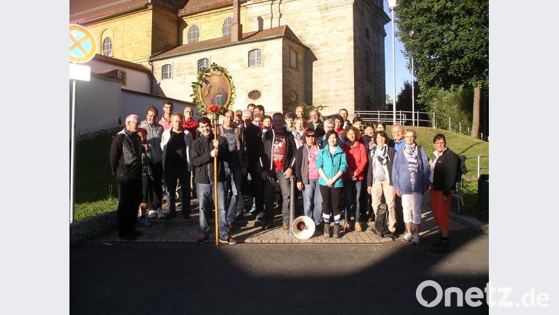 Angekommen: Die Freihunger Pilgergruppe vor der Bergkirche Mariahilf in Amberg. bk