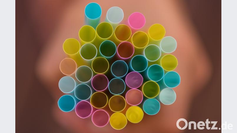 Der Einzelhandelskonzern Rewe will künftig auf den Verkauf von Einweg-Trinkhalmen aus Plastik verzichten. Patrick Pleul/dpa