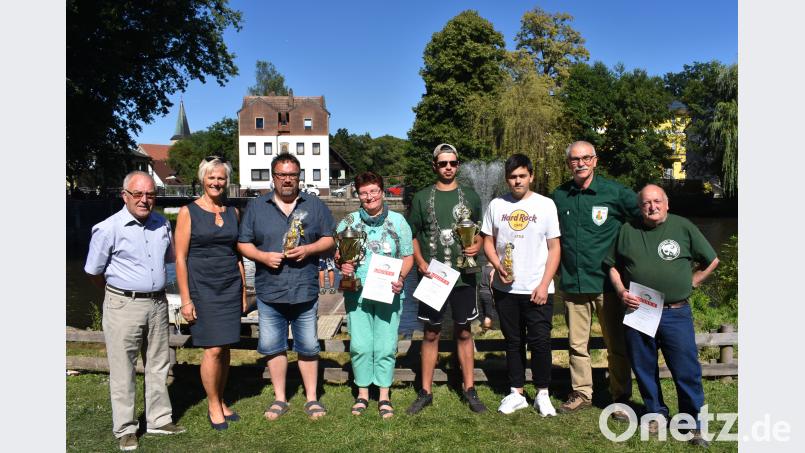 Roswitha Hößl (Vierte von links) wurde Fischerkönigin und Sascha Melchert (Vierter von rechts). Zweite Bürgermeisterin und Schirmherrin Anita Stauber (Zweite von links) gratulierte zum Königstitel. Gradl, Renate [RGR]