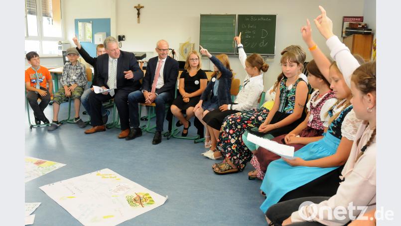 Die kleinen Kommunalpolitiker der Grund- und Mittelschule Hahnbach stellen den Erfahrenen (Richard Reisinger und Bernhard Lindner) viele Fragen über ihren Beruf. Stephan Huber